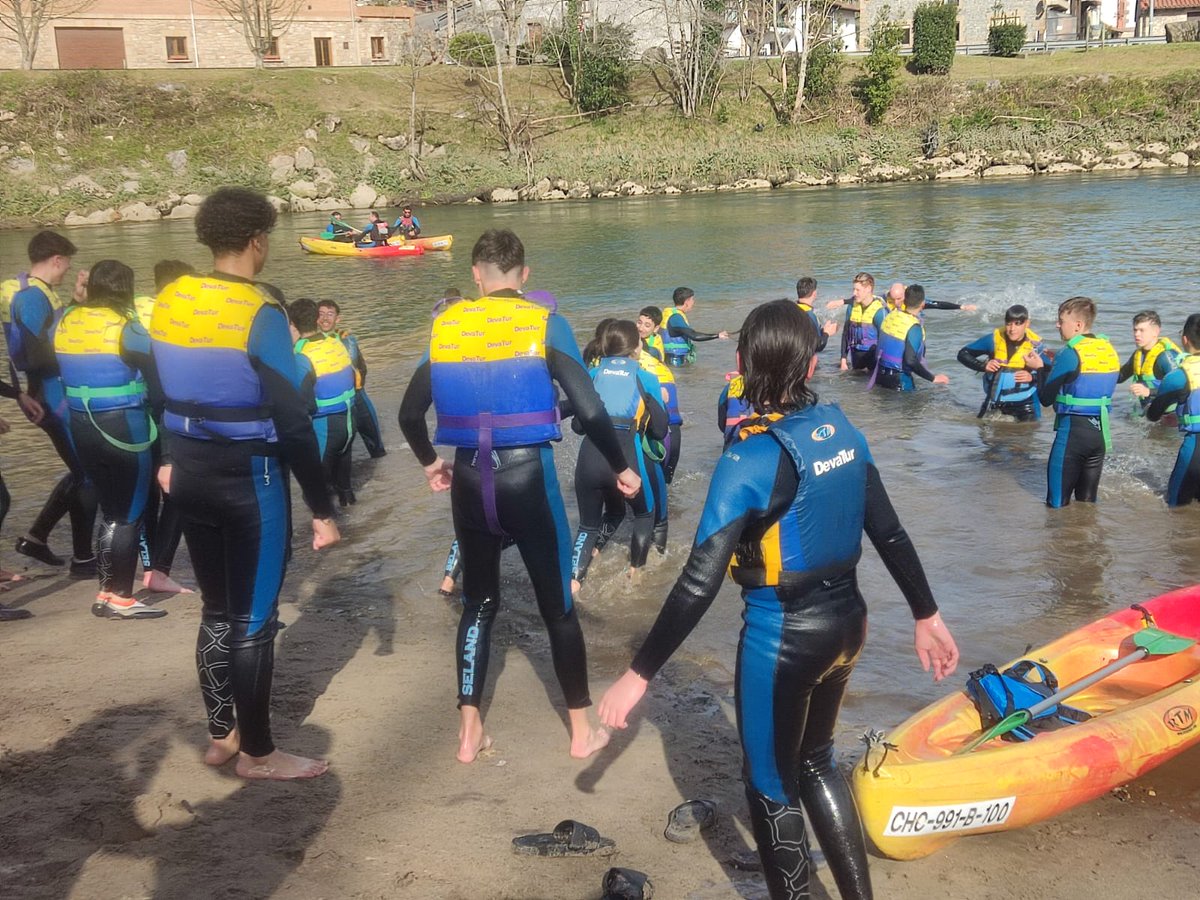 institutmvm's tweet photo. Segon dia del viatge de final d'etapa de l'alumnat de 4t d'ESO de l'@institutmvm a Cantabria. Hem pujat a Fuente Dé i hem fet un descens pel riu Denva en canoes Santander. I a la nit, hem celebrat un aniversari! https://t.co/vE5yIFJU57