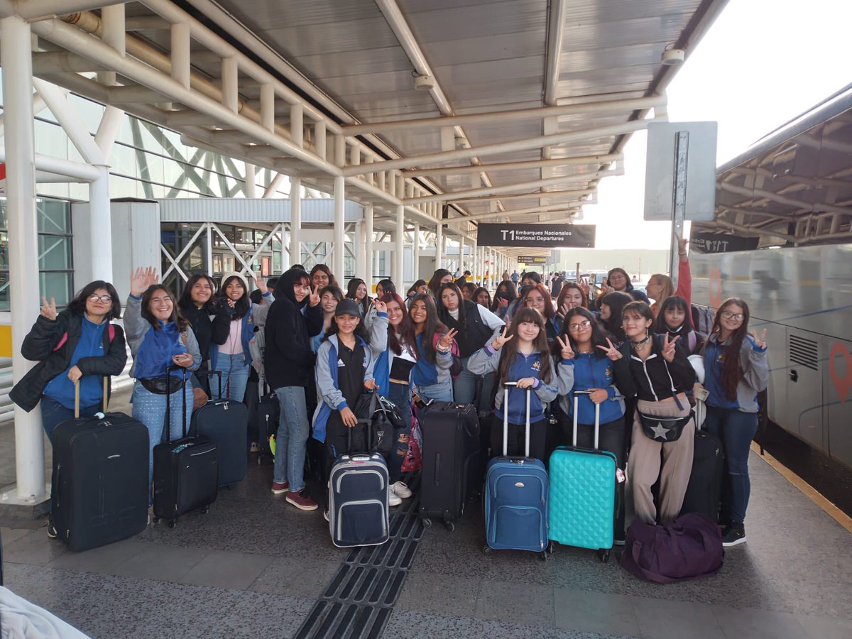 sernatur_valpo's tweet photo. #GiraDeEstudio ✈️👩‍🎓Alumnas del Liceo Bicentenario Corina Urbina de #SanFelipe viajaron en avión a #Valdivia y ya disfrutan de las bondades de la Región de #LosRíos como parte del del programa de #Sernatur 👏👏👏  Conoce más en https://t.co/De3k4NgjcK https://t.co/pUdrpAe2O0