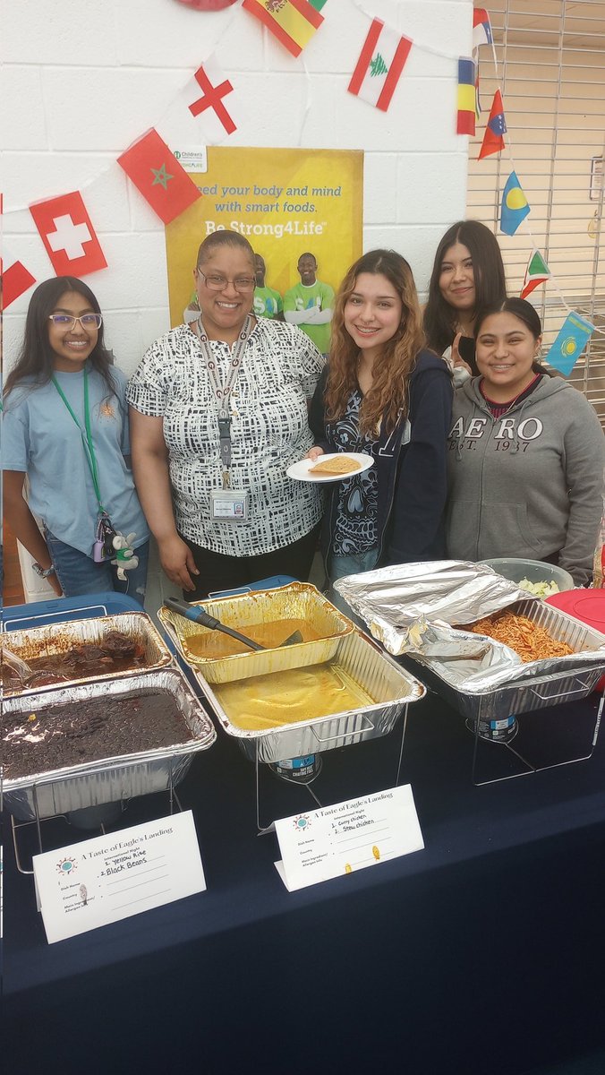 RWilliams_EDS's tweet image. I think it is safe to say the  "Taste of ELHS" is a BIG hit!! #MultiCulturalWeek @ELHS_HCS @DrKeshaJones1 @KindraTukes @Courtneyque1 @MrArnoldtheGol1
