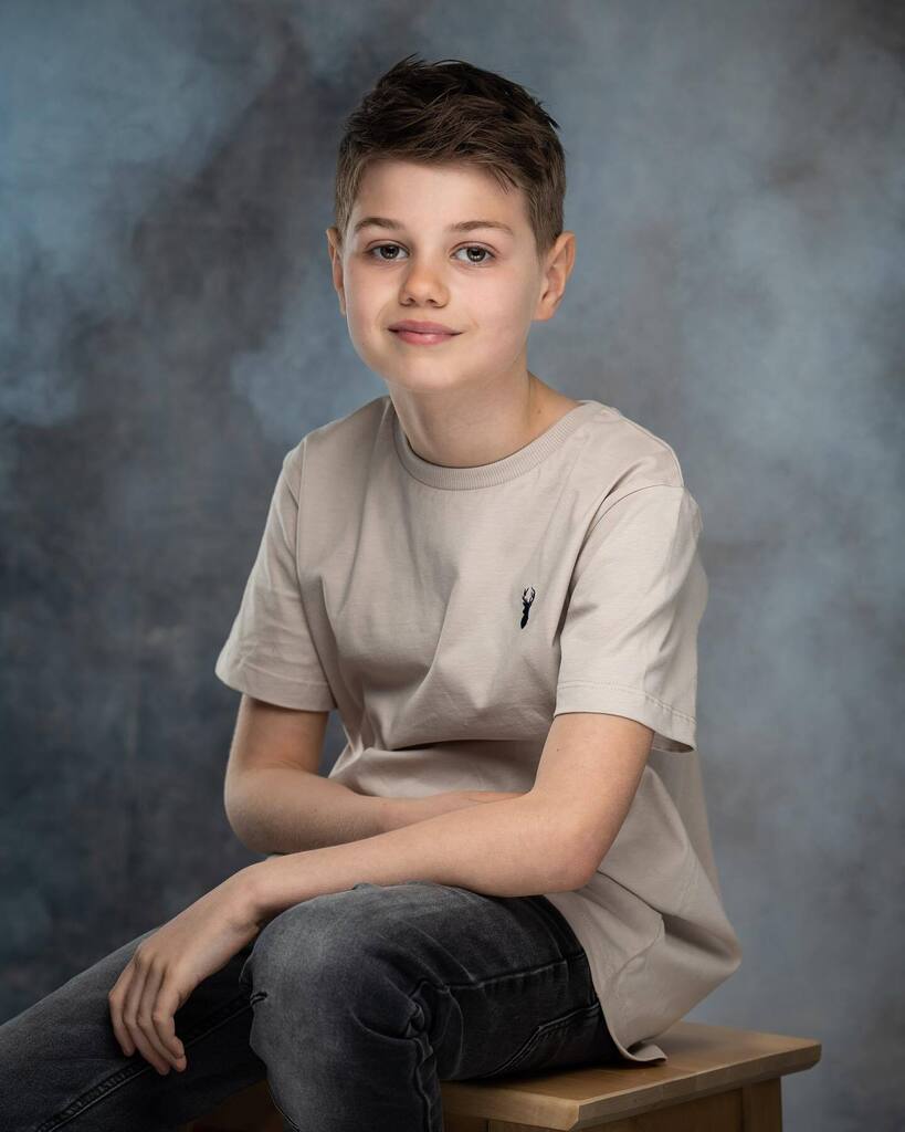 Creative portraits, three lights, clamshell with tri-flection and two strip lights behind. Ancient wall background and smoke machine to add mood to the creative portrait.

#portraitphotography
#creativeportraits
#portraitmood
#portraitpage
#portrait_visi… instagr.am/p/CqWORulsDML/