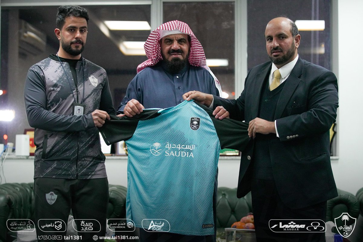 tai1381's tweet photo. 📝📸 الخطوط السعودية تكرم عضو الفريق الطبي في الطائي راكان الشمري، لإنقاذه حياة راكبة في الرحلة 1331
.
#الطائي #فارس_الشمال 🤍 https://t.co/MvtHDjQVqU