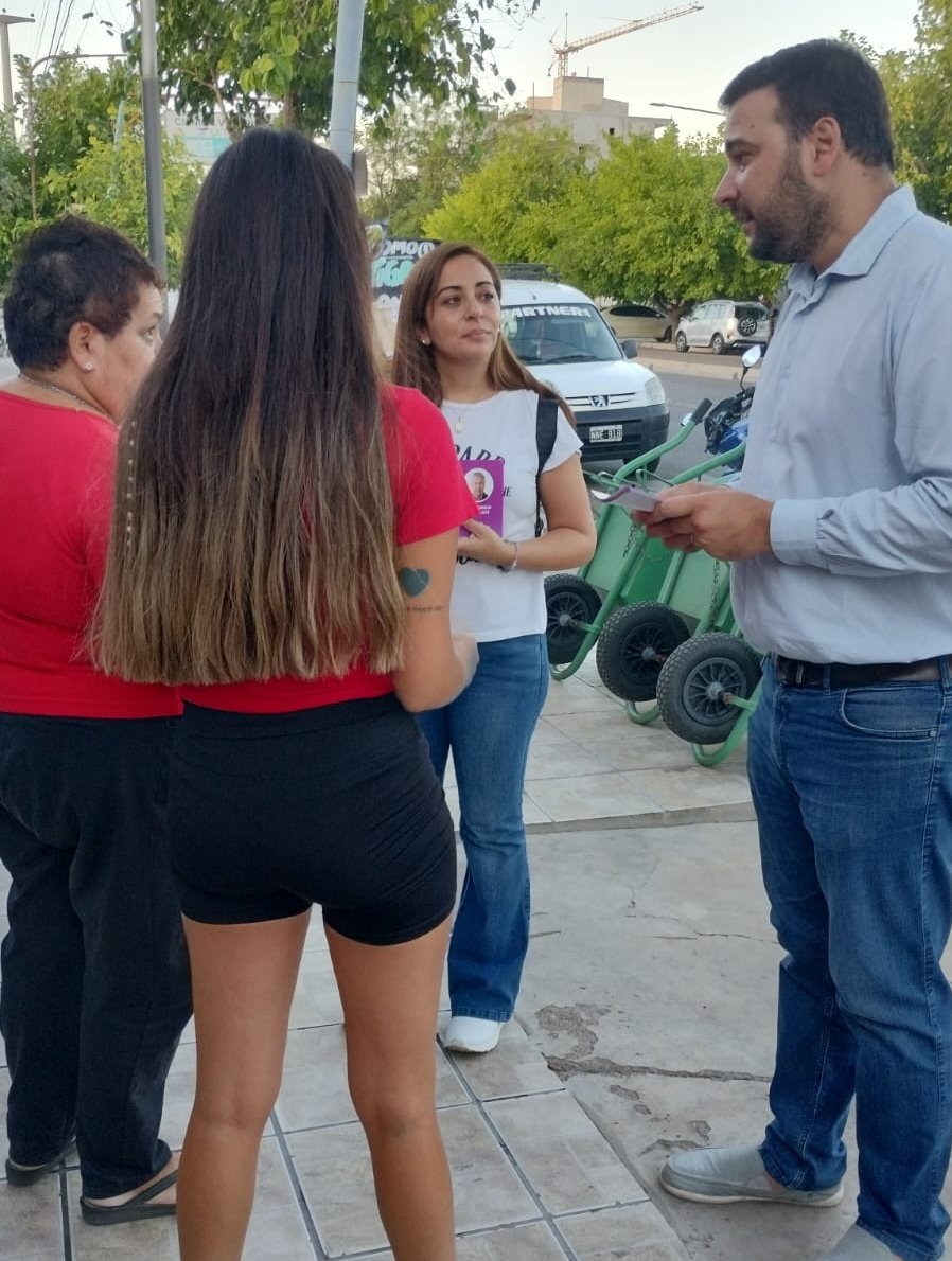 MauriPintiClop's tweet photo. El cálido recibimiento de los vecinos de Luzuriaga fortalece nuestra propuesta de un Nuevo Maipú.
Escuchando 👂 y trabajando por un municipio moderno e innovador. 

#hACeporMaiPú #VieneMauriPintiClop https://t.co/a2Wwtg5znB
