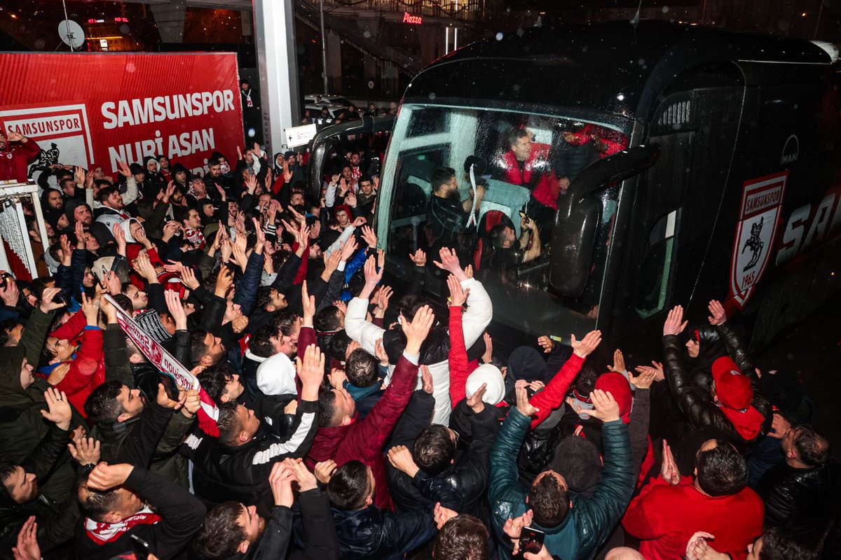 Samsunspor's tweet photo. Ne yapardım bilmem seni bir gün görmesem 🎶🔥🔥🔥🔴⚪️

#BizeŞampiyonlukYakışır ⏳🏆 https://t.co/LhEUccElZ4