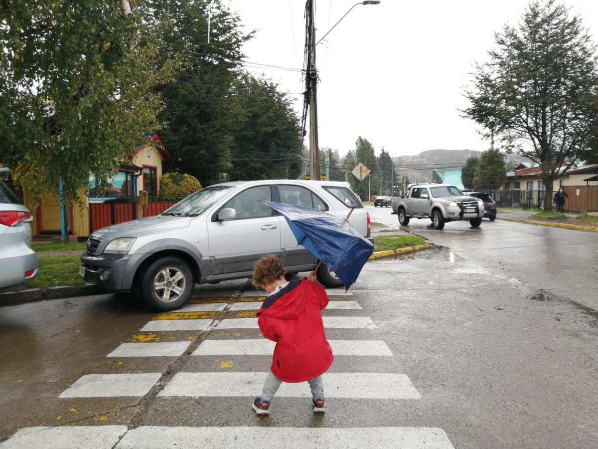 Las dificultades para caminar no son por el clima, son por quienes usan mal (ilegal) el espacio de tod@s. Foto tomada ayer a pasos del <a href="/HospitalCoyhaiq/">Hospital Regional Coyhaique</a> 
Necesitamos más apoyo de <a href="/MTTAysen/">SeremiTT Región de Aysén</a> <a href="/Carabdechile/">Carabineros de Chile</a> <a href="/municoyhaique/">Ilustre Municipalidad de Coyhaique</a> para evitar este tipo de acciones a través de + educ. y fisca.