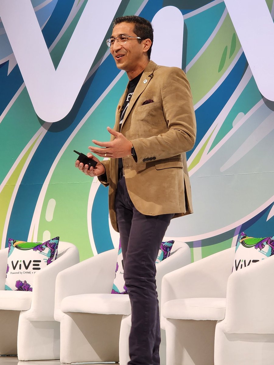 @RasuShrestha wears his passion for innovation in plain view. I like it; Picasso! #vive23 #hcldr