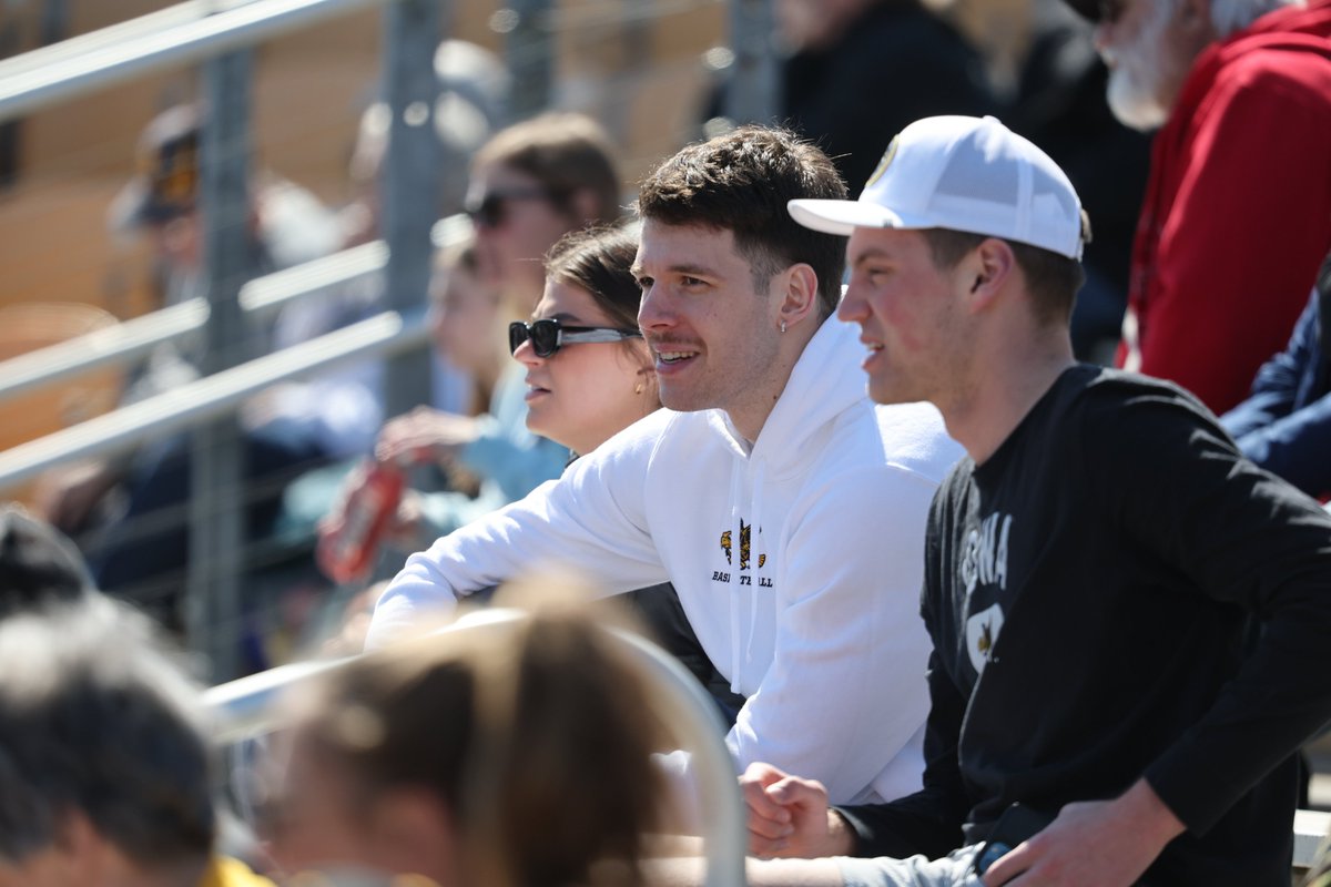 𝐇𝐚𝐰𝐤𝐬 𝐬𝐮𝐩𝐩𝐨𝐫𝐭𝐢𝐧𝐠 𝐇𝐚𝐰𝐤𝐬

<a href="/IowaHoops/">Iowa Men’s Basketball</a> 🤝#Hawkeyes