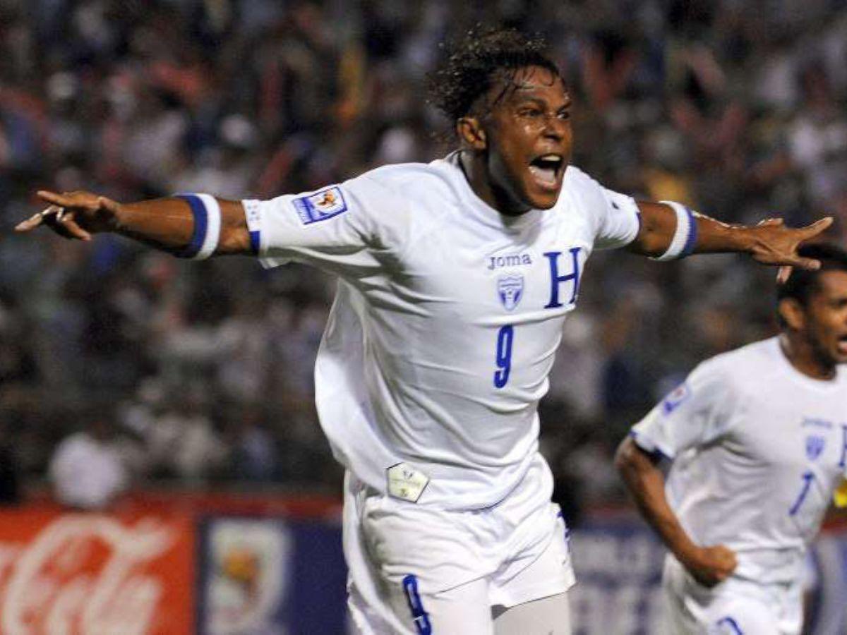 Es 2009. Llevas tu camiseta de la H en la mochila o debajo de la camisa de la escuela/colegio. En el recreo jugabas a ser Amado, Rambo, Costly, etc. Sonaba "Adelante Selección" cada 5 min. Llegabas a tu casa y en la noche veías a este hombre celebrando así. La vida es buena. 🥹🇭🇳
