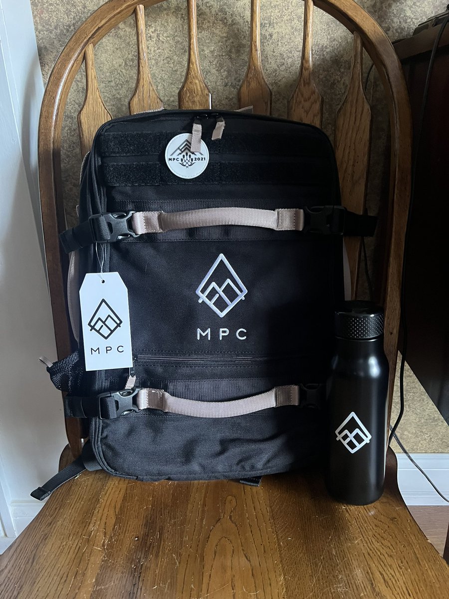 dyane_1105's tweet photo. I got my backpack and water bottle today. Love it. Now just need to schedule a road trip. @MyPeakChallenge @SamHeughan https://t.co/lwO2MRAkby