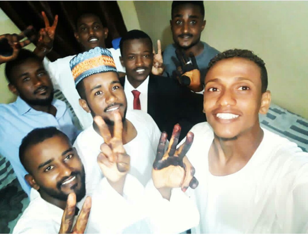 Wdadil5's tweet photo. عرس الاخو محمد سيف ابو السمحة❤ ولسه سامي عندو شعر😂😂❤ https://t.co/FwRNh1MruH