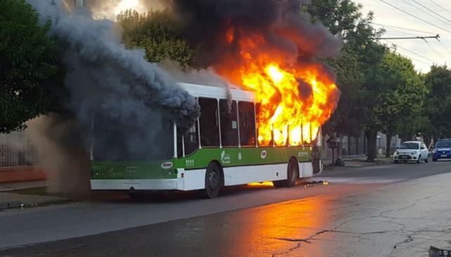 Ivanlafrate's tweet photo. @CeciAro @MartinLlaryora @marcerodio @MuniCba Concejala, deje el amarillismo de lado, no se olvide que en su gestión se les incendiaron algunos troles. Esperemos los informes técnicos para opinar, sea prudente y responsable que usted ocupa un cargo público. https://t.co/vKjH5aMcwf