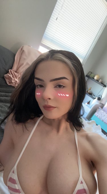 Blushing ☺️ https://t.co/vV9Ysf5ByA