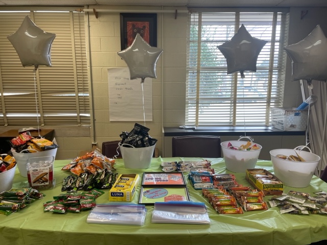 ReedElem's tweet photo. We are counting down to Spring Break this week!
The staff enjoyed some treats to help push them through! 3 more days now!!
@TamikaParran @TheDrWWilliams https://t.co/nAma47tWRT