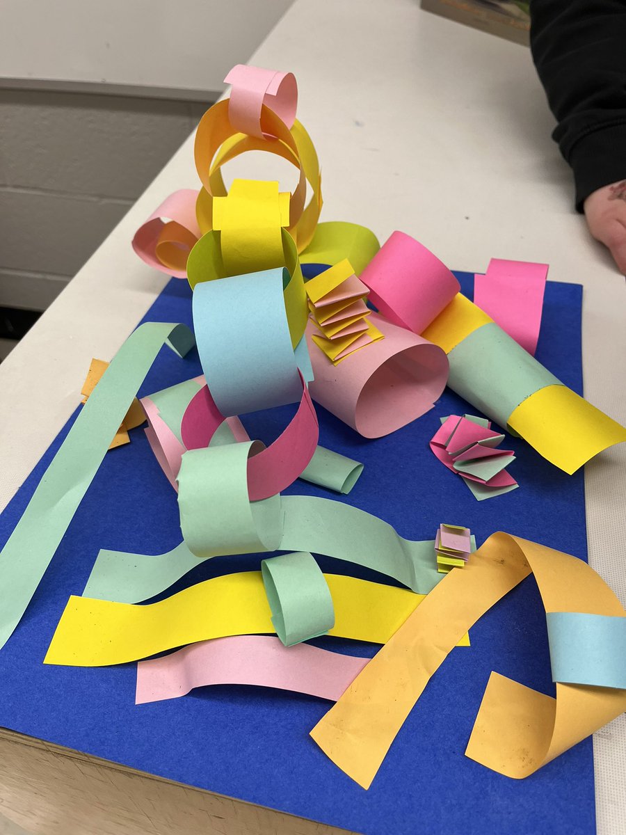 MsLindsay13's tweet photo. Ellwood students getting creative with some 3D paper pop up art. https://t.co/jOxqOU1K8D