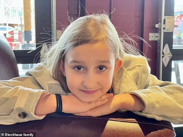 EmmaRincon's tweet photo. Esta pequeña niña fue una de las víctimas del atentado en la escuela cristiana de Nashville.

Reportan que cuando vio al tirador intentó salvar a sus amigos activando la alarma de incendios y recibió un disparo y falleció.

Su nombre era Evelyn Dieckhaus. No hay perdón. https://t.co/fTcbrAXQ0W