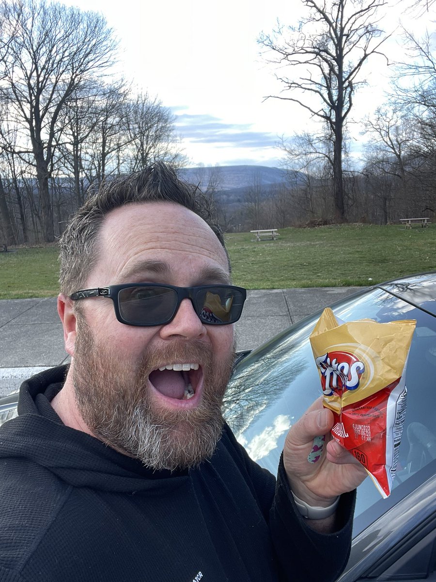 theipodteacher's tweet photo. As a child, we always stopped at every single scenic overlook we could find on our family road trips. On my way back from New York I found one. Had to stop and have a small picnic in memory of my mom. @BookCreatorApp @AMMO_NYC #CLEANEDu https://t.co/KaqLc7omtU