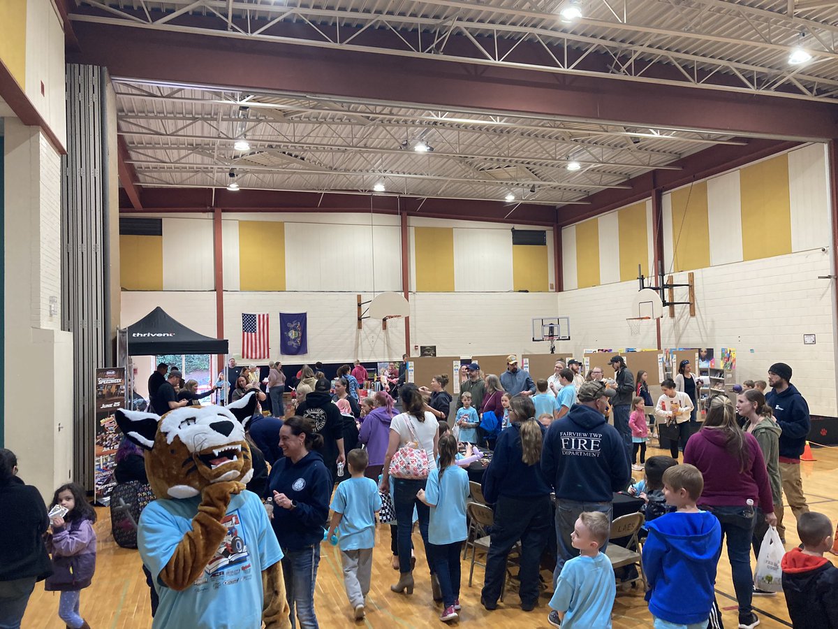 NB_Bobcats's tweet image. Newberry community is having a blast at the PTO Book Faire. Thank you BAPS Motor Speedway for partnering with the PTO to support this event. Officer Taylor, Newberry’s TEAM officer stopped by to visit with students and community members.