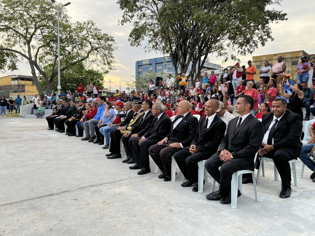 OviedoPSUV's tweet photo. Hoy cumplimos un año más del natalicio de nuestro generalísimo y el primer año de la rehabilitación de la Plaza Miranda, un espacio que ha servido para el encuentro y la recreación de todos nuestros vecinos y vecinas. 
@NicolasMaduro @amarcanopsuv 

#DuroContraLaCorrupción https://t.co/pXemLysJuB