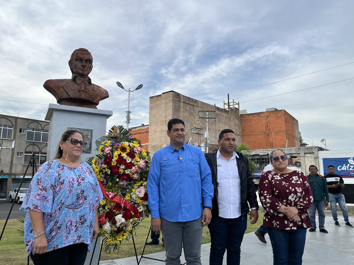 OviedoPSUV's tweet photo. Hoy cumplimos un año más del natalicio de nuestro generalísimo y el primer año de la rehabilitación de la Plaza Miranda, un espacio que ha servido para el encuentro y la recreación de todos nuestros vecinos y vecinas. 
@NicolasMaduro @amarcanopsuv 

#DuroContraLaCorrupción https://t.co/pXemLysJuB
