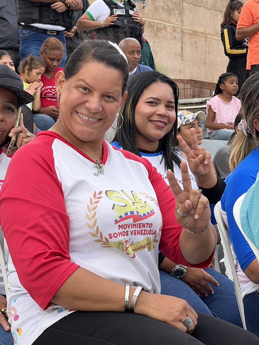 OviedoPSUV's tweet photo. Hoy cumplimos un año más del natalicio de nuestro generalísimo y el primer año de la rehabilitación de la Plaza Miranda, un espacio que ha servido para el encuentro y la recreación de todos nuestros vecinos y vecinas. 
@NicolasMaduro @amarcanopsuv 

#DuroContraLaCorrupción https://t.co/pXemLysJuB