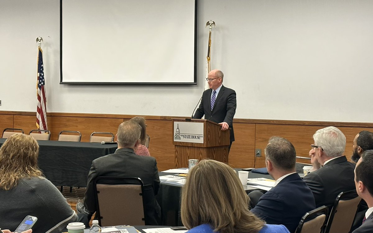 DonHarmonIL's tweet photo. Today I spoke to the Illinois Bankers Association about Illinois’ financial situation, and I was happy to report that the future is bright! We are prioritizing responsible budgeting while making our state a great place to invest. @ilbanker https://t.co/iey2jzPKpI
