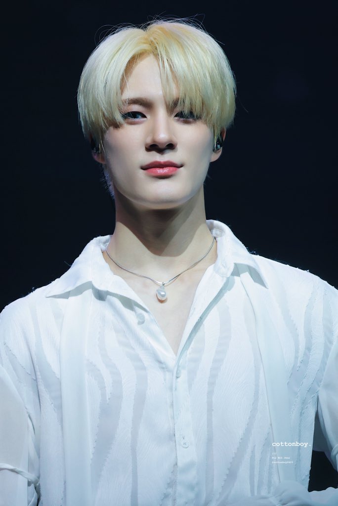 Doyieadf's tweet photo. masalahnya kalo dia blonde tuh vibes nya langsung kyk  bule..mentang" di luar world tour sebulan ya anda..
Kalo black hair vibes lucu menggemaskan..😣 https://t.co/tUTBs2HqFs