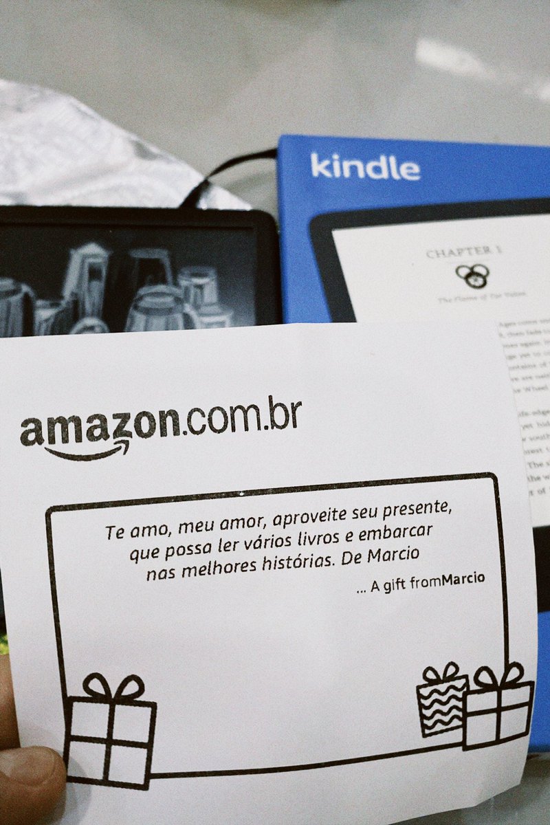 Uma semana atrás comentei que queria um Kindle pra facilitar minha leitura a noite. E claro como bom capricorniana queria economizar na compra dos meus livros, já que eu gastava muitos dinheiros com livro kkkk Hoje o correio chegou com esse recadinho. Quero morar no meu casamento