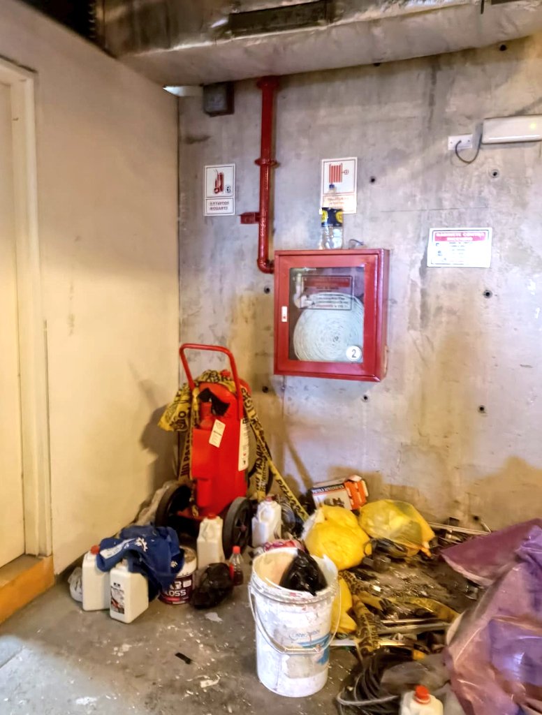 Liberfach0's tweet photo. ⚠️| ÚLTIMO: Excelentes Noticias: Confirman que personal de la Municipalidad de Miraflores CLAUSURÓ el Lugar de la Memoria (LUM), por NO contar con los certificados de seguridad, ésta era la pocilga en la que se encontraba el LUM. ¿Apoyas ésta excelente intervención? https://t.co/cJSR3A4cZI