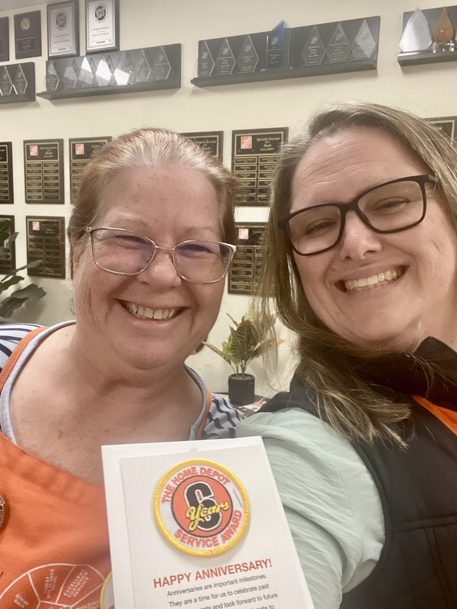 Yesterday I got to give our garden cashier Deborah her 6 year badge on her birthday! Congrats! #8975Proud @TaraMartin9_9 @WillHomeDepot