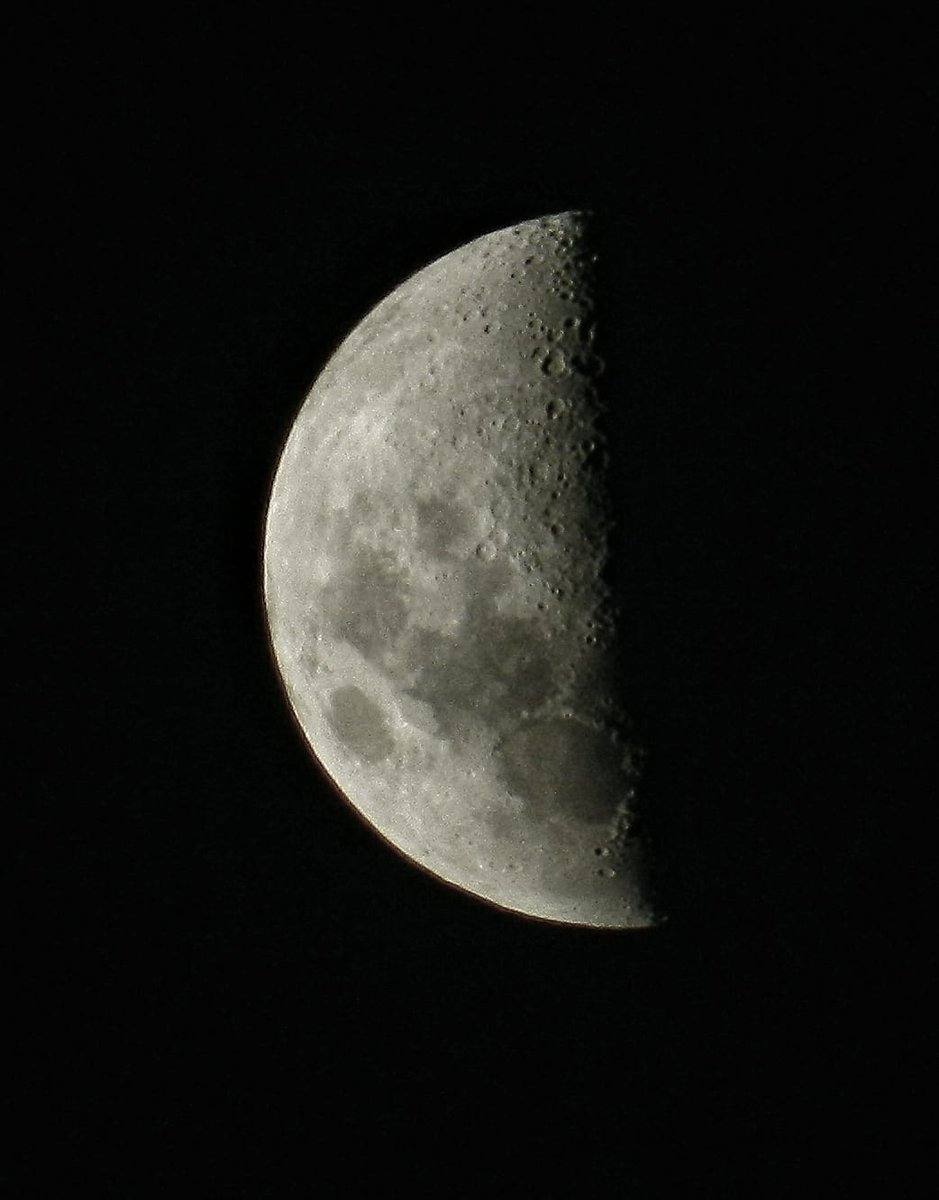Nos vino a visitar <a href="/CarlosMen03/">CarlosMen_03</a>, ex alumno del liceo 10 y estuvimos probando su cámara con unas fotitos de la Luna 😁