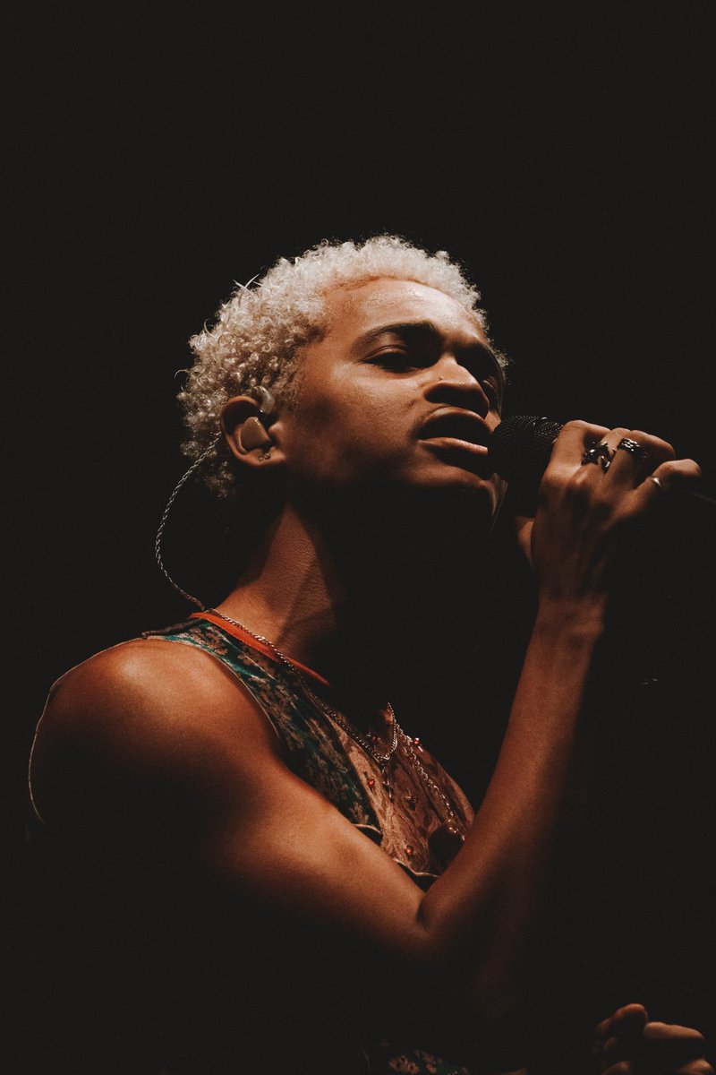 shootwithd's tweet photo. Portraits of @destinCONRAD for @Kehlani's Blue Water Road Tour 🌊
-
For only being ~10ft away, I went with a pretty long lens for this shot and I love the compression and outcome. First one to quess the focal length correctly gets coffee (one chance only) ☕️ https://t.co/caI9B4wnRd