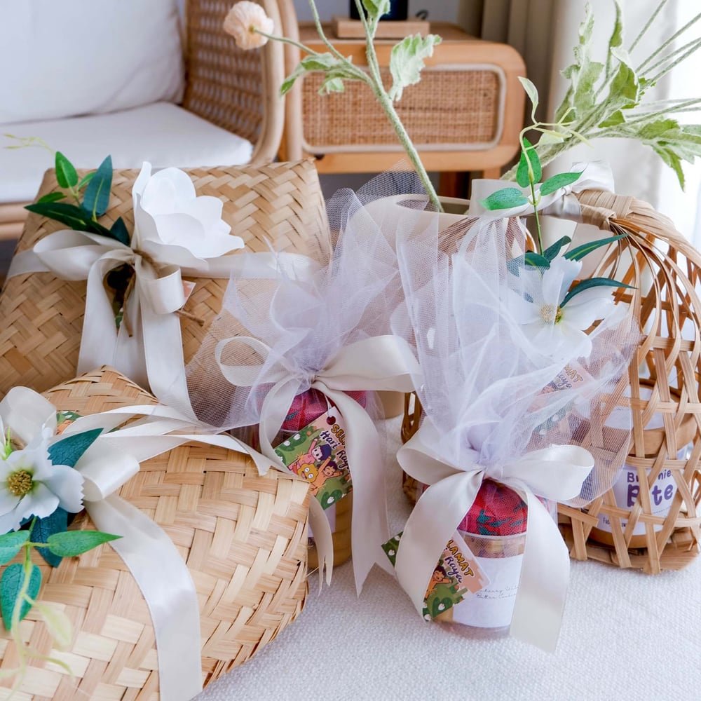 AnapSnacks's tweet photo. Raya Edition: The Anyaman Small - MYR69.00

The Anyaman adalah seleksi premium kami. Set anyaman yang kemas dan bertutup.

Sangat eksklusif &amp; elegan, set di ikat kemas dengan riben &amp; kemasan gubahan bunga putih pelengkap rupa. https://t.co/qQgeFoH3xQ