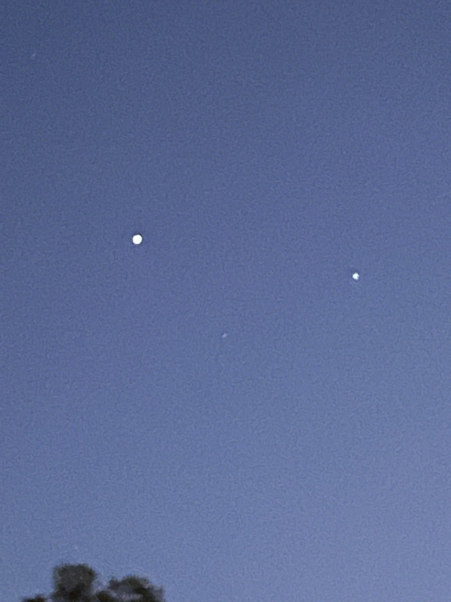 JeanBateh's tweet photo. @scottbudman Here’s my initial shot of two planets. It’s cold outside 😜. #PlanetsAlignment https://t.co/Yr7CDqR1Hm