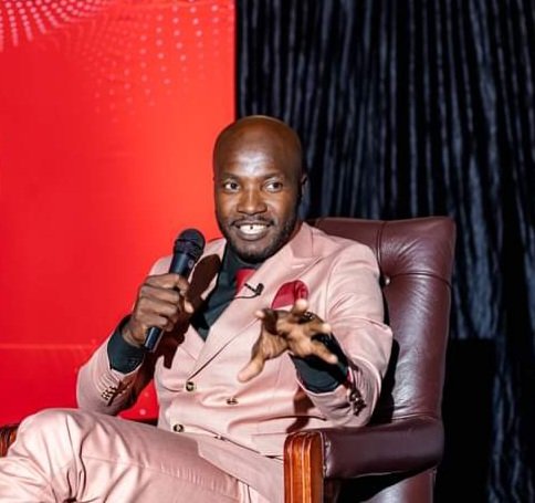 anchirenjethe's tweet photo. https://t.co/GZCYdZ7MNg

Watch the ZTN Prime Book Review of @jerrynyazungu Jerry More Nyazungu's latest book 'The Chartered Vendor: Selling Like A Vendor' released on 16 March 2023.

#GetThePicture #NdiCandice #Dstv294 #BookReview #ReadZimbabwe https://t.co/STJyhxXrwy