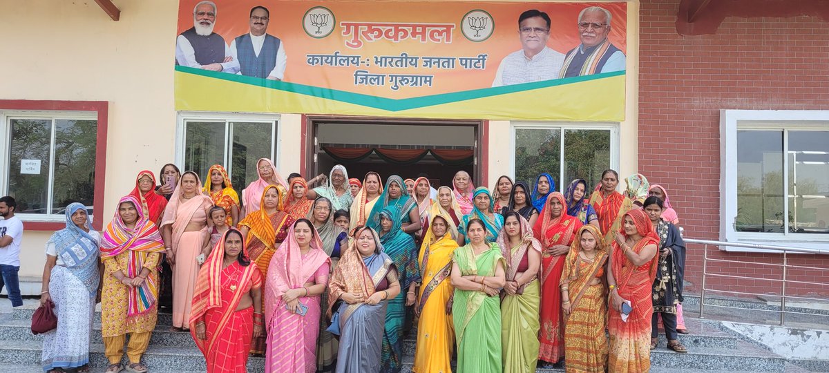 HimaniRaghav13's tweet photo. सुषमा स्वराज अवॉर्ड समारोह। 60 बहनों के साथ कार्यक्रम में की शिरकत। https://t.co/2THyCarE03