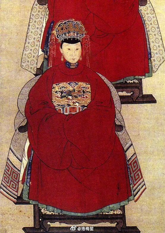 China Ming Dynasty women's clothing and crown（pileum）