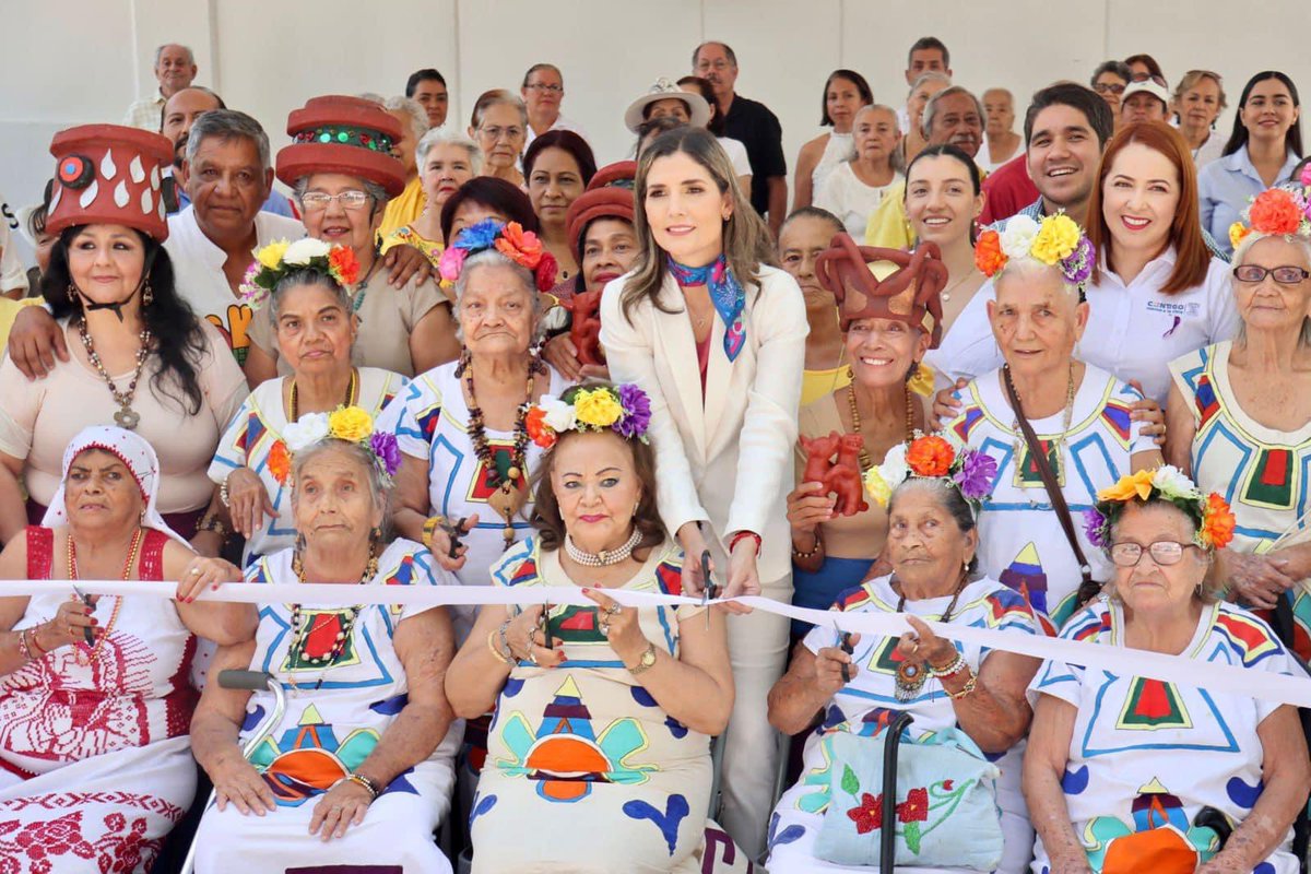 ColimaMunicipio's tweet photo. ¡Las personas adultas mayores del municipio ya tienen #CasaDeDía👏!

La presidenta Margarita Moreno inauguró este espacio para que puedan realizar sus actividades recreativas. https://t.co/9XBJxKDSCH