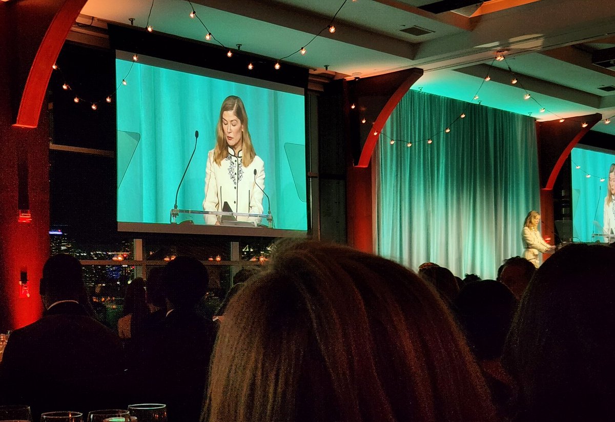 Wow, Rosamund Pike wins Best Female Narrator for Eye of the World at APA #Audies2023, super classy that she called out and thanked previous narrators @Kramer_Reading! @MacmillanAudio #AudioBooks