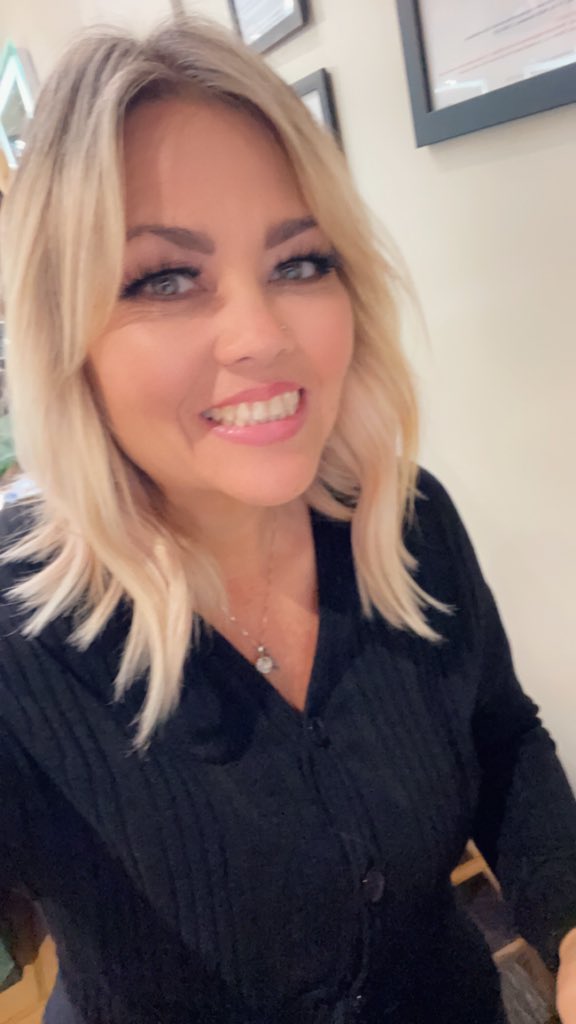 MoonMaiden77's tweet image. Working late selfie, lol. Also cut the hair and loving it shorter than longer! Never thought that would happen. Hope you all are having a great night! 😊 #selfie #workinglate #almostoff #shorterhairidocare #neversatisfied