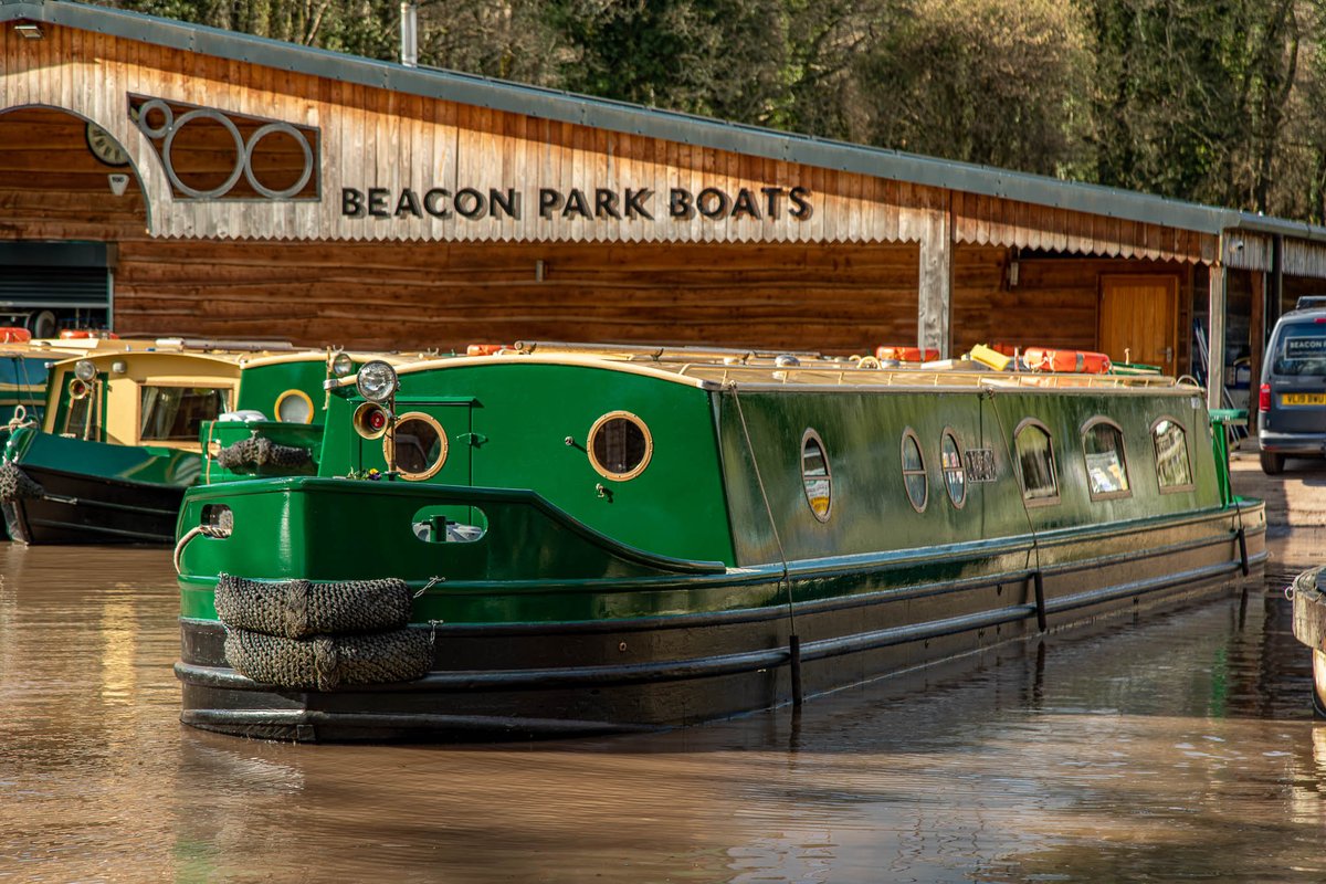 beaconparkboats's tweet image. Take the family away for a surprise spring holiday, or enjoy a bigger boat to yourselves. Six berth Puffin is on offer for £1,900 (save £216) for three nights or £2,800 for seven nights (save £406) from this Friday, March 31st. #marchoffers #springholiday #luxurycanalboat