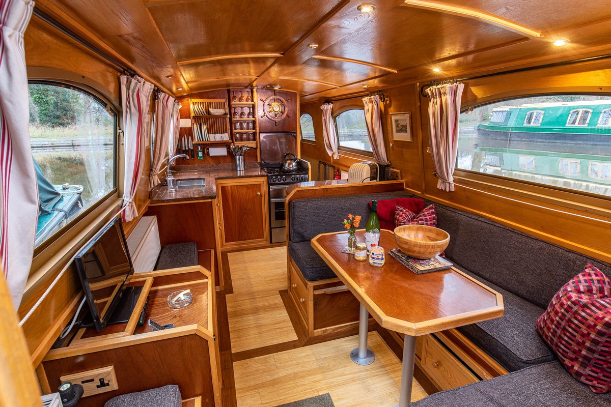 beaconparkboats's tweet image. Take the family away for a surprise spring holiday, or enjoy a bigger boat to yourselves. Six berth Puffin is on offer for £1,900 (save £216) for three nights or £2,800 for seven nights (save £406) from this Friday, March 31st. #marchoffers #springholiday #luxurycanalboat