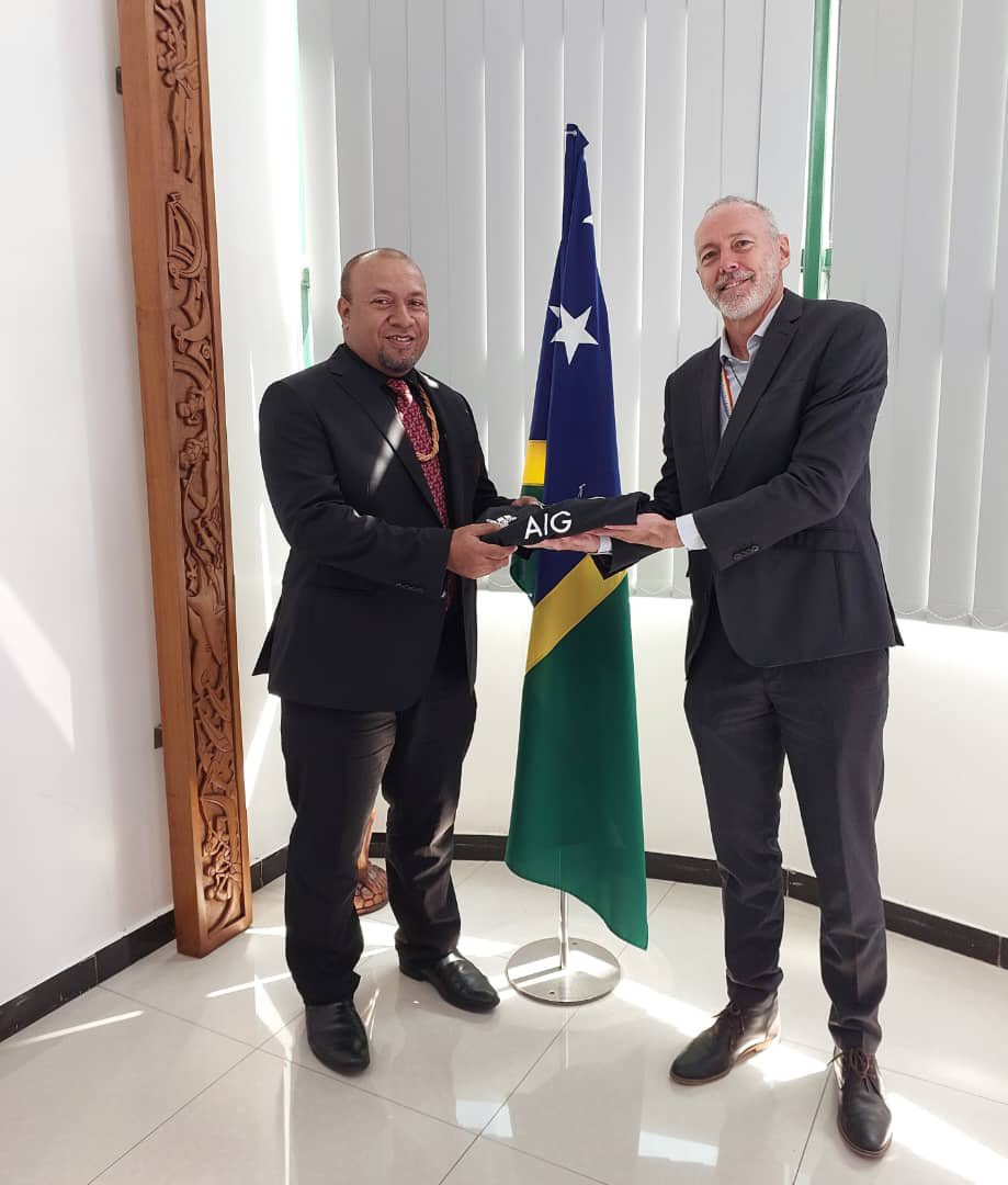 PeteZwart's tweet photo. Delighted to meet @WSoaki 🇸🇧High Commissioner, as one of my early calls.  Discussed wide range of shared interests - including rugby!  William, mi hapi tumas fo mitim iu. Bae lukim iu eni taim moa. https://t.co/oqJJyd8q2l