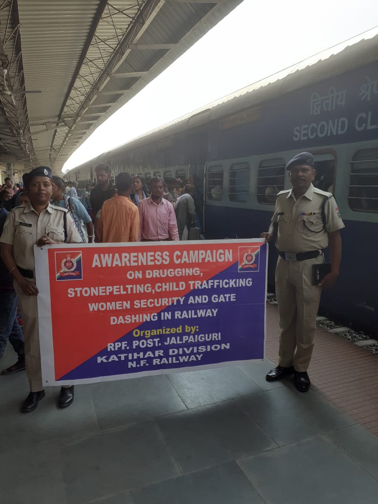 RPF Katihar continued its mega awareness drive amongst the masses to aware them against various menace like Stone pelting, drugging, trafficking, crime against women etc. 
#operation_Janjagaran 
<a href="/drm_kir/">drmkatihar</a> <a href="/rpf_nfr1/">RPFNFR</a> <a href="/RPF_INDIA/">RPF INDIA</a>