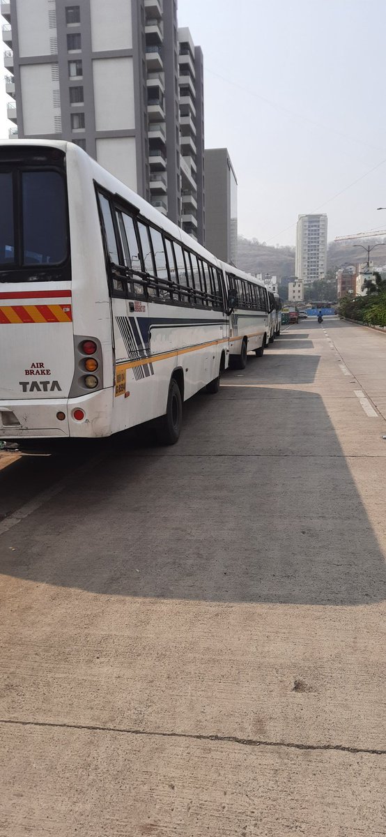 EaseOfLiving2's tweet image. Pune police,  Can you work with #PuneRto and take action against these buses parked on Baner-High-Street in Pan Card Club Road? @CPPuneCity #AgileM