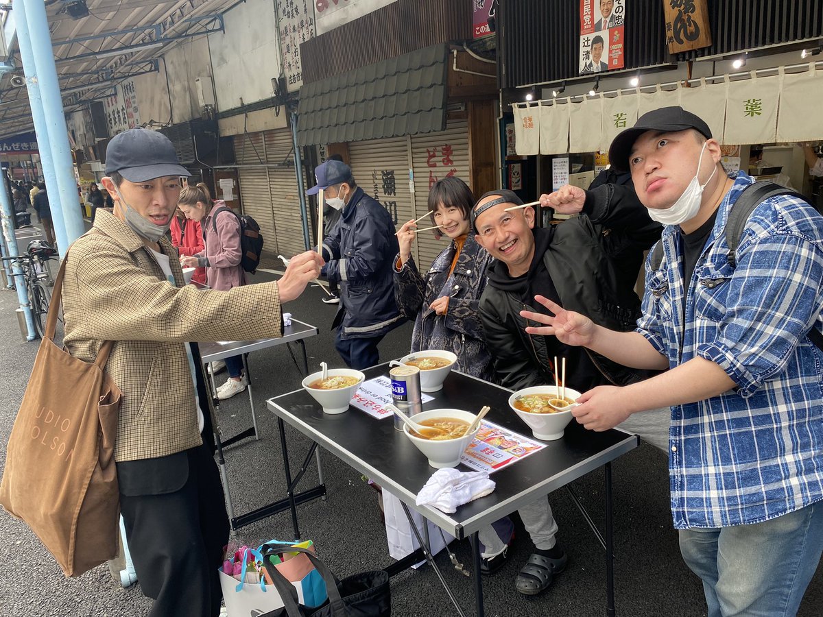 mozaikunight's tweet photo. 締めのラーメン。築地の若葉。ここは朝早くから食べるラーメンの最高級品！！美味かった！！楢戸さん、ご馳走様でした！！！モザチューは永遠です！
#mozaiku https://t.co/RLWWVJhEH3