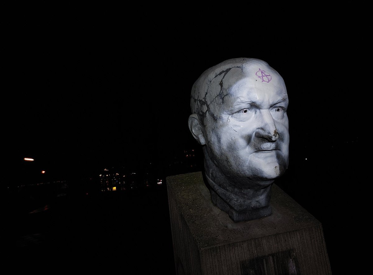 defaced and ridiculed bust, seen at 18K of Hannah's and my 26K night run through Berlin, Kreuzberg, 2023-01-22