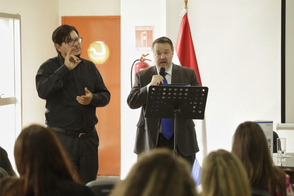 MDP_py's tweet photo. Presentaron las guías la defensora general @segoviaml; el Coordinador de Estado de Derecho del Programa #ROLCI, Javier Contreras y la Coordinadora del Area de Educación Superior del Programa ROLCI, Salvadora Giménez. https://t.co/ezaqGWLbYw