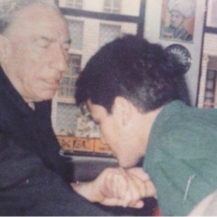 "Firûze" gibiydiler, bir gün dönüp bakınca geriye, hayallerine, ideâllerine, dünyalarına, düşlerin yıllarını yudum yudum içtiğini görüp, sessizce ve gizlice ağlayacaklardı. 
yenicaggazetesi.com.tr/mobi/yazi-arsi…