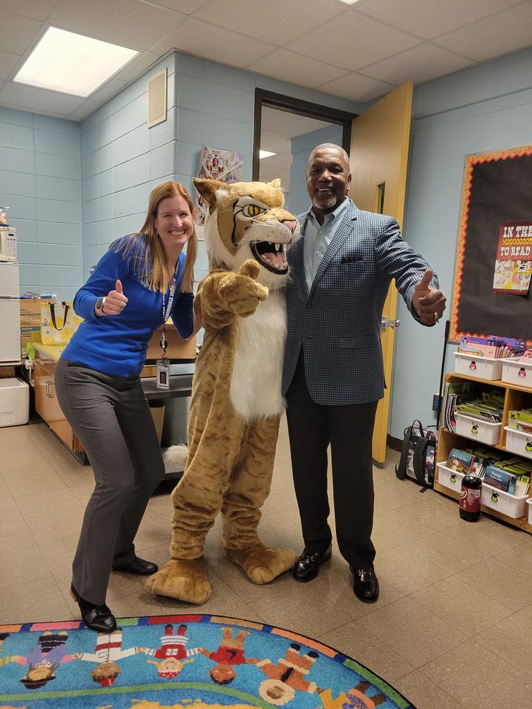 How fun is this? O'Dell Henderson and our Wildcat came to celebrate our students for meeting their stretch and super stretch goals with MAP! Amazing day! <a href="/AuburndaleElem/">Auburndale Elementary School</a> <a href="/JCPSAsstSuptES/">Dr. LaMesa Marks-Johns</a>