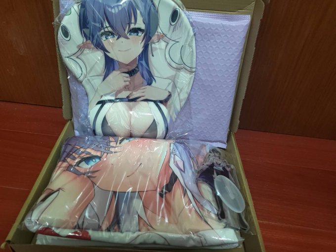 收到姊姊的周邊了ヽ(=^>ω<^=)丿
現在ユイ的房間都是姊姊的香味💜💜💜
ユイ也沒想過這輩子有機會用自己畫的滑鼠墊ww
然後抱枕真的超香💜💜ヽ(=^>ω<^=)丿
#謝謝教官的在呼 

也謝謝姊姊的委託 ユイ畫姊姊都畫的很開心唷ヽ(=^・ω・^=)丿 