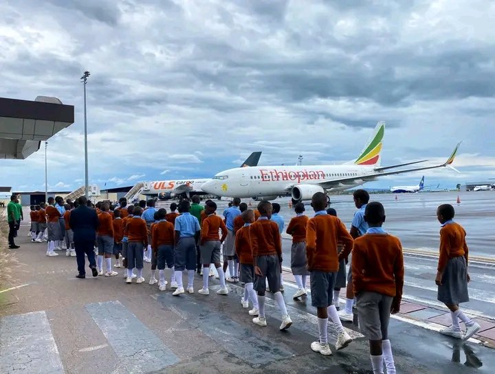 Rudakangwa1xhy's tweet photo. 110 pupils & teachers from Ecole Saint Jean Paul II de #Mbugangali in @RubavuDistrict
These primary 5 and 6 students had a blast touring Kigali International Airport & checking out the planes. We're thrilled to see young learners exploring the world of aviation.
#RwandaWorks https://t.co/KhnzNcZkaC